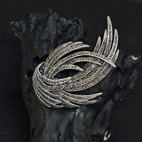 Vintage-Inspired Marcasite Feather Brooch – Elegant Statement Pin